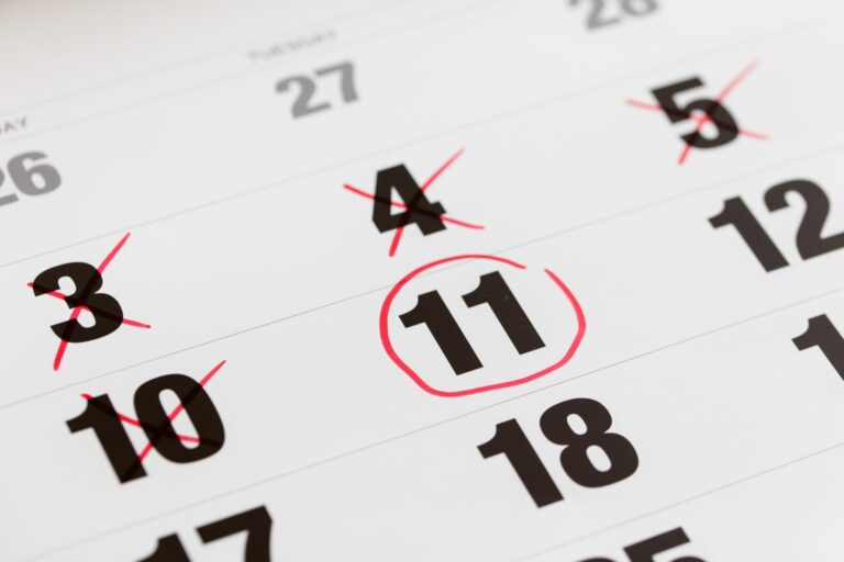 Lead times: Red circle marked on a calendar and X Mark for counting down.